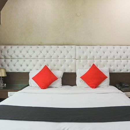 Collection O 69755 Hotel Parktel Indirapuram Buitenkant foto