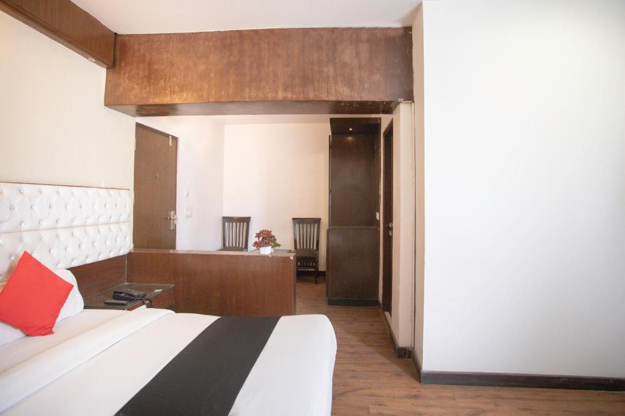 Collection O 69755 Hotel Parktel Indirapuram Buitenkant foto