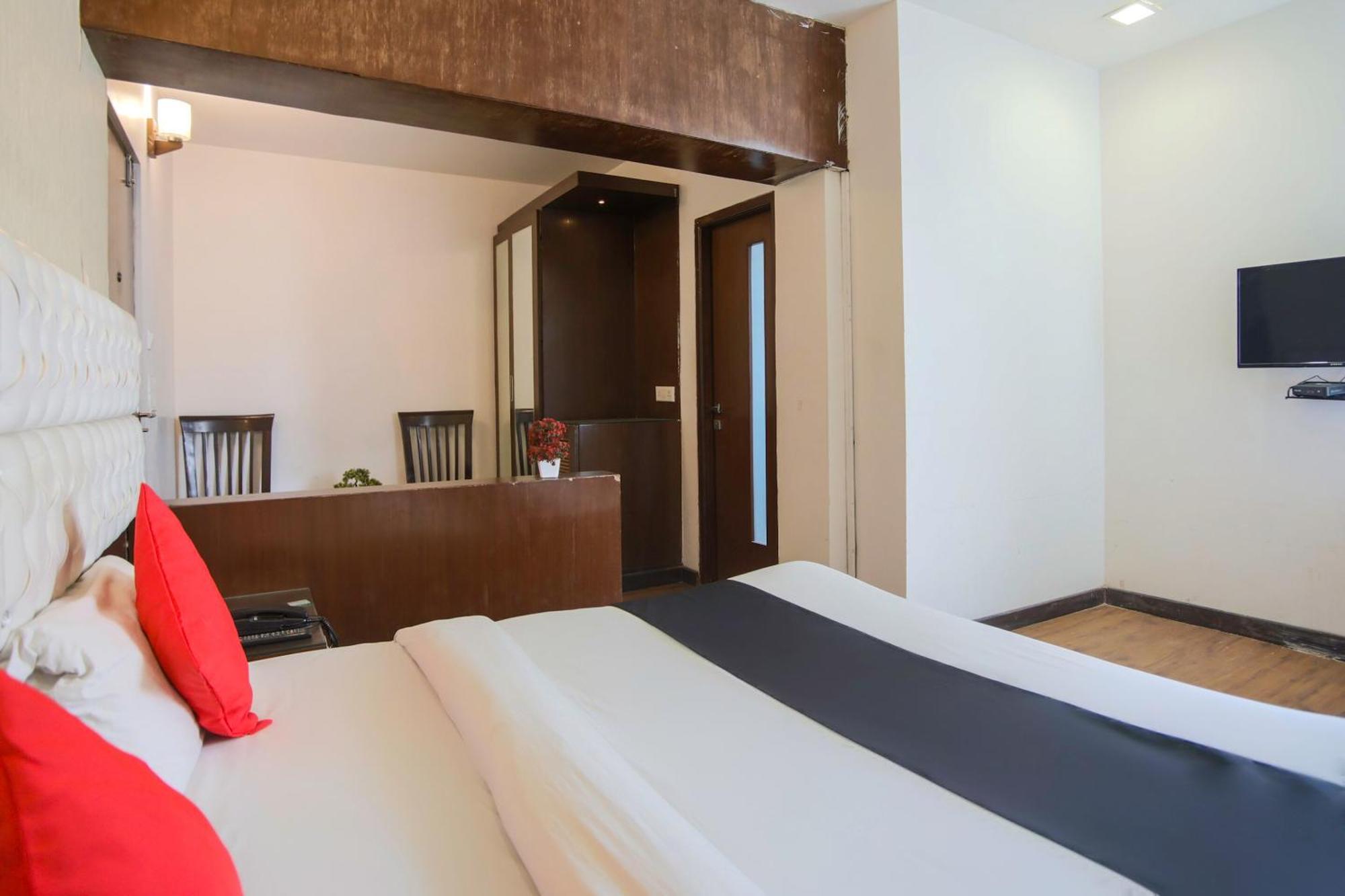 Collection O 69755 Hotel Parktel Indirapuram Buitenkant foto