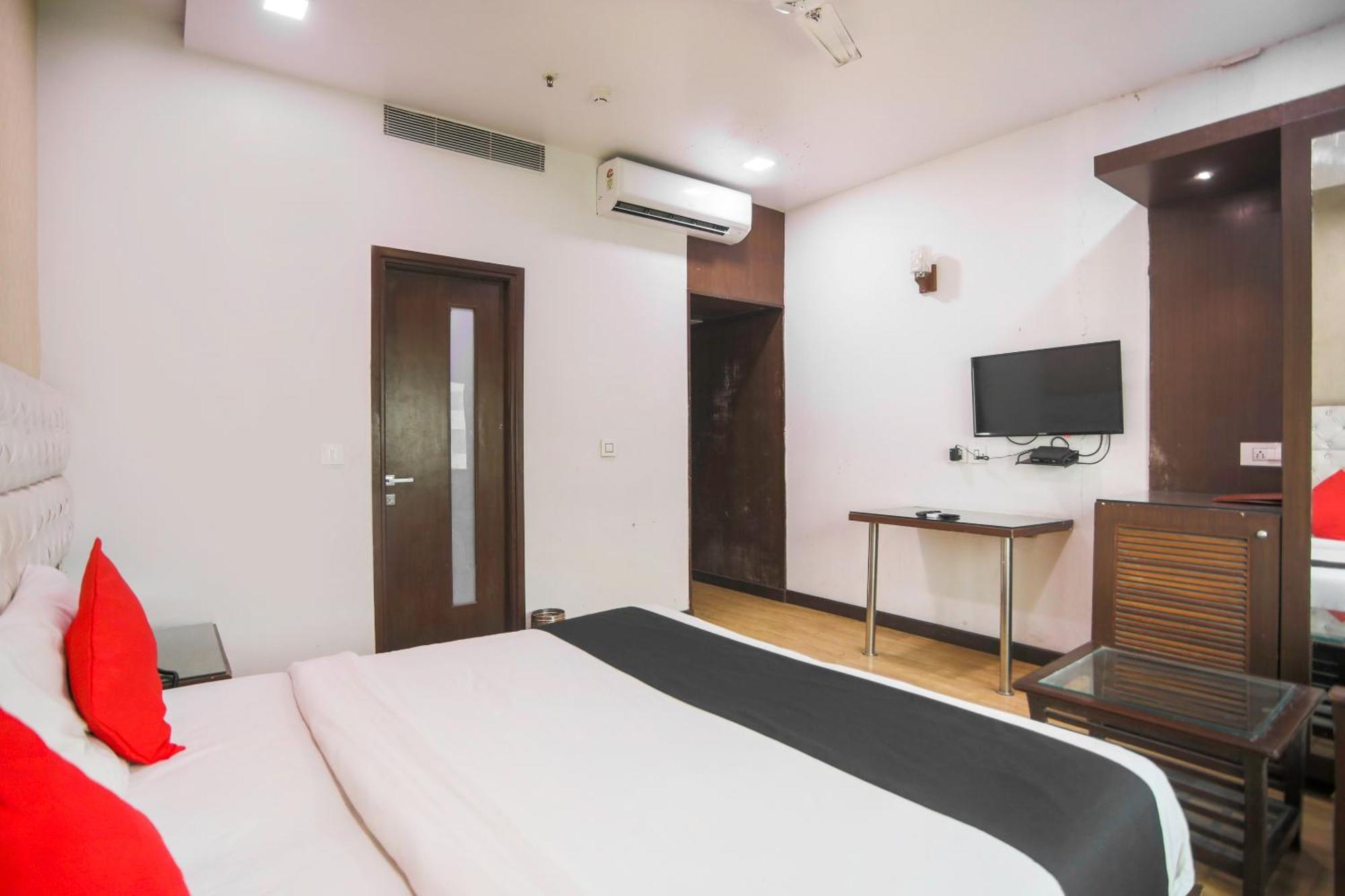 Collection O 69755 Hotel Parktel Indirapuram Buitenkant foto