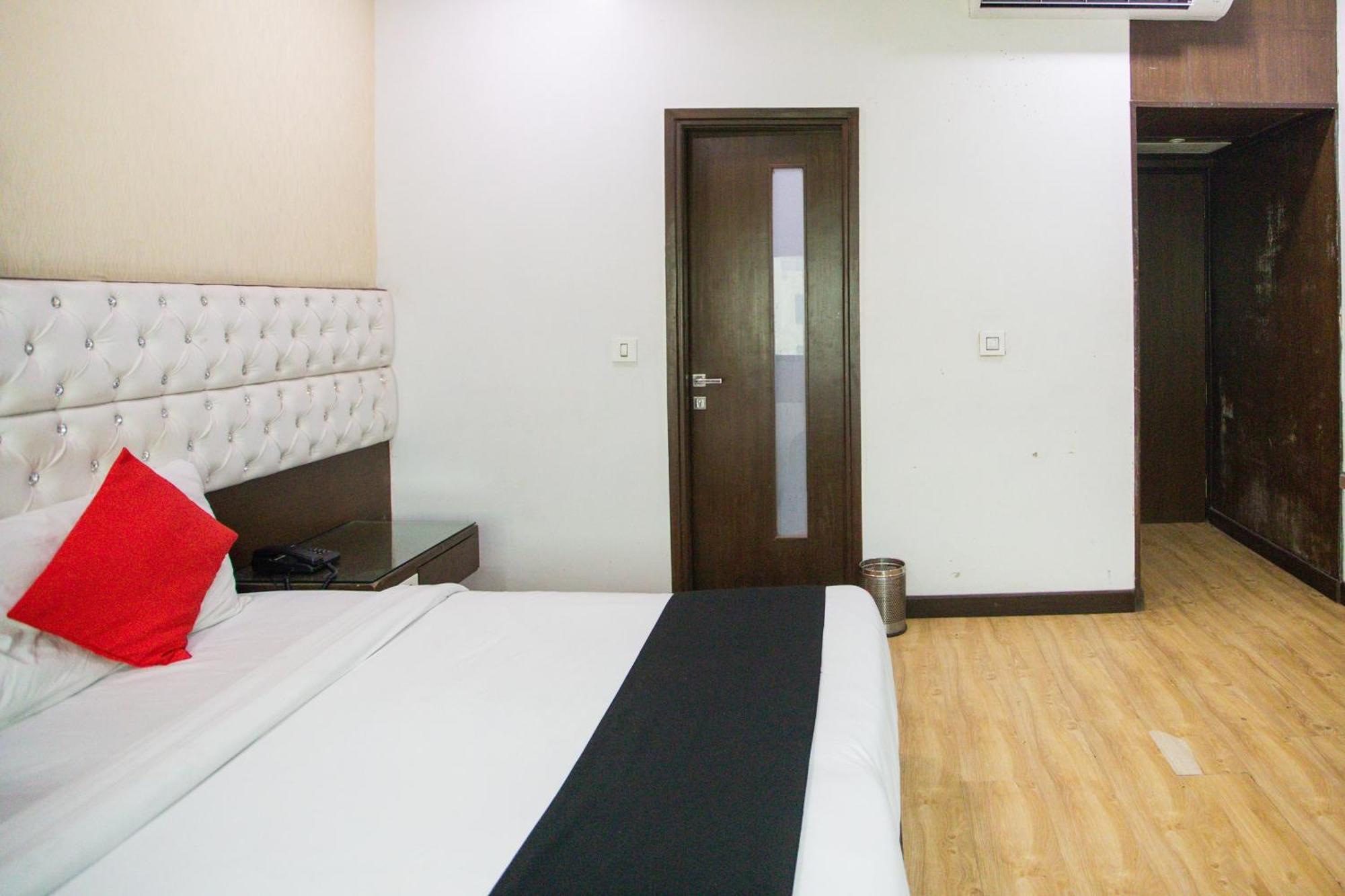 Collection O 69755 Hotel Parktel Indirapuram Buitenkant foto