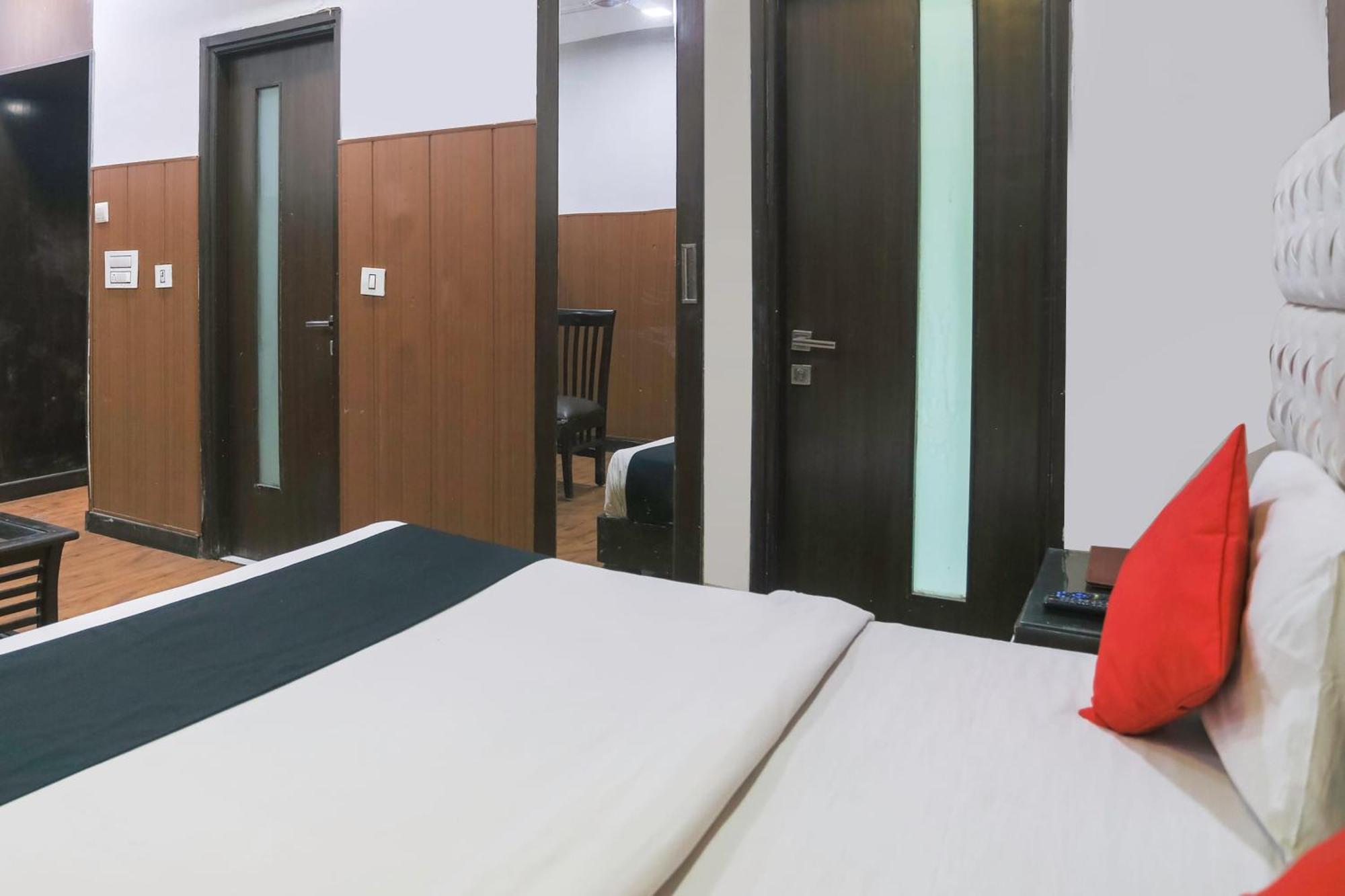 Collection O 69755 Hotel Parktel Indirapuram Buitenkant foto