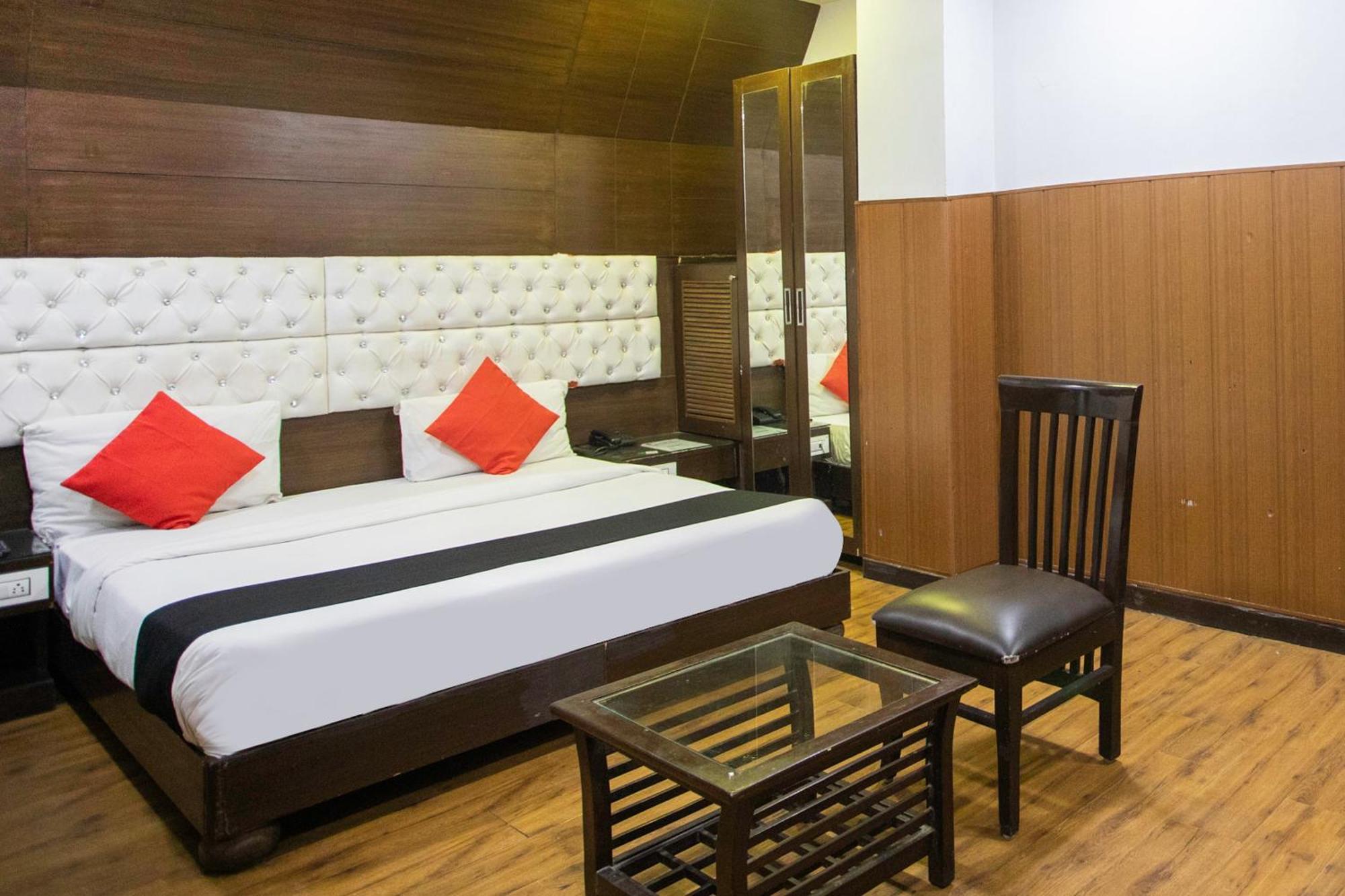 Collection O 69755 Hotel Parktel Indirapuram Buitenkant foto