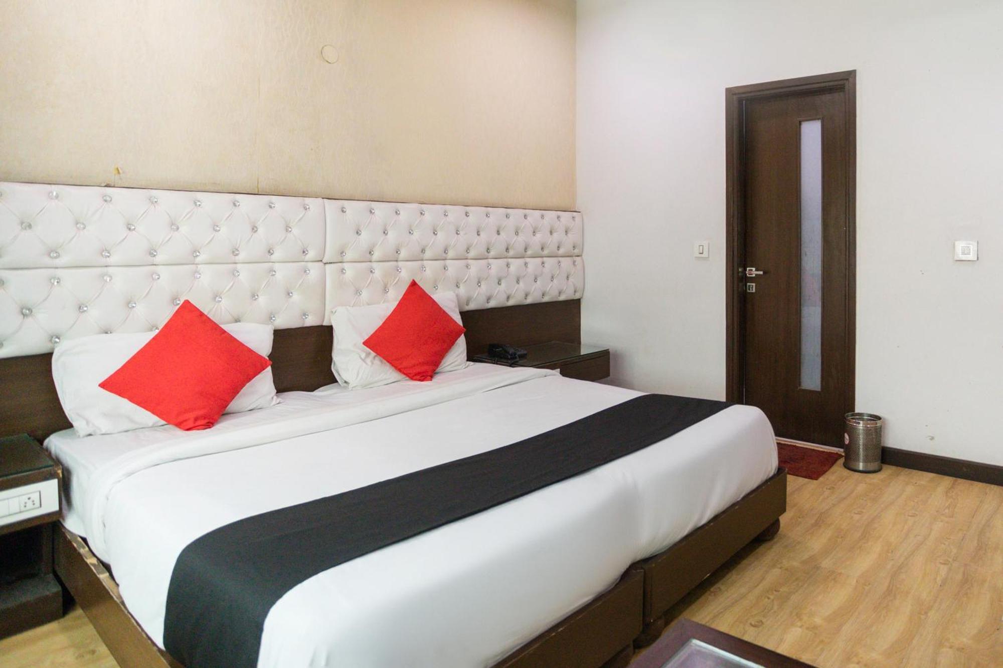 Collection O 69755 Hotel Parktel Indirapuram Buitenkant foto