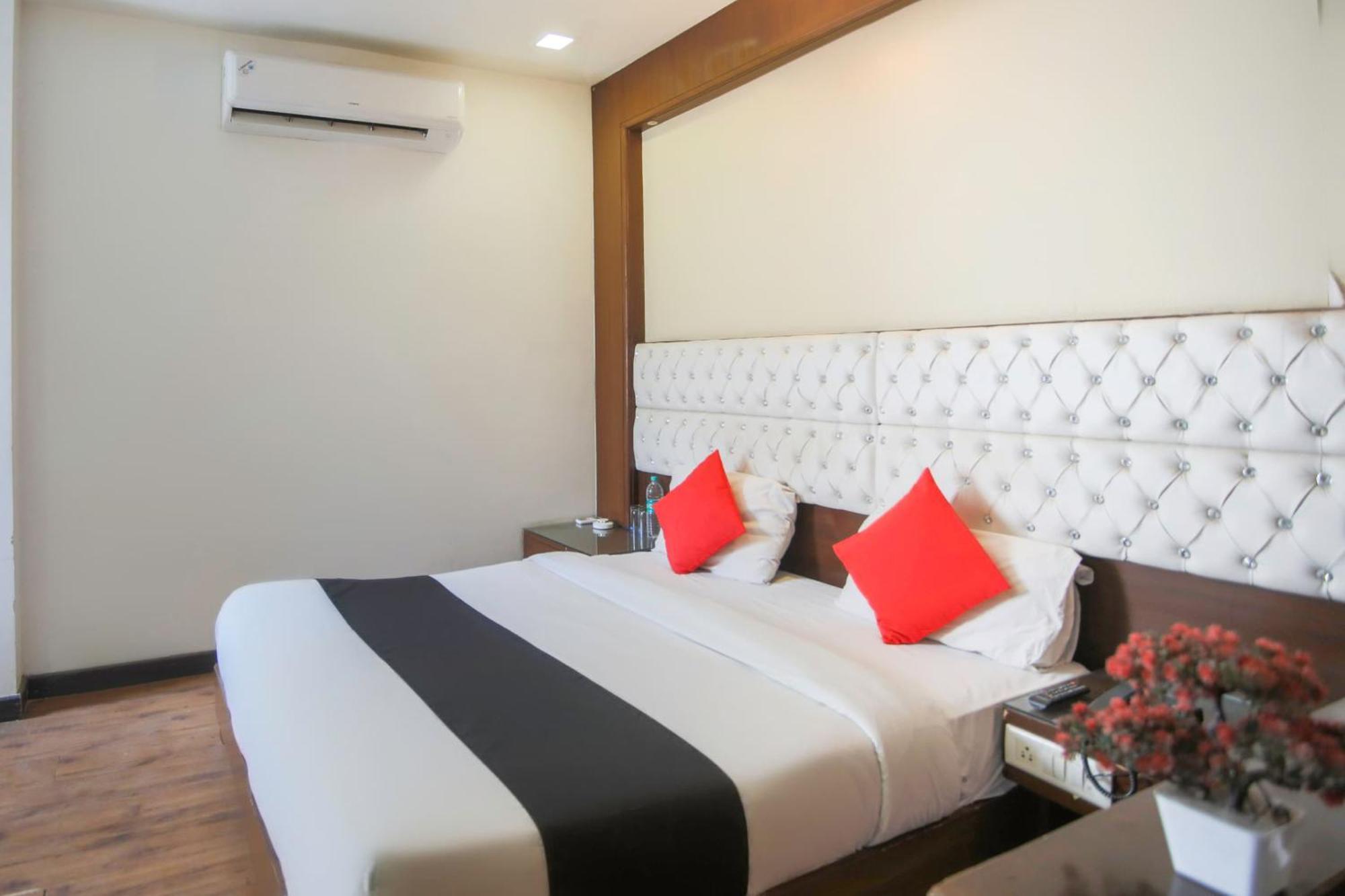Collection O 69755 Hotel Parktel Indirapuram Buitenkant foto