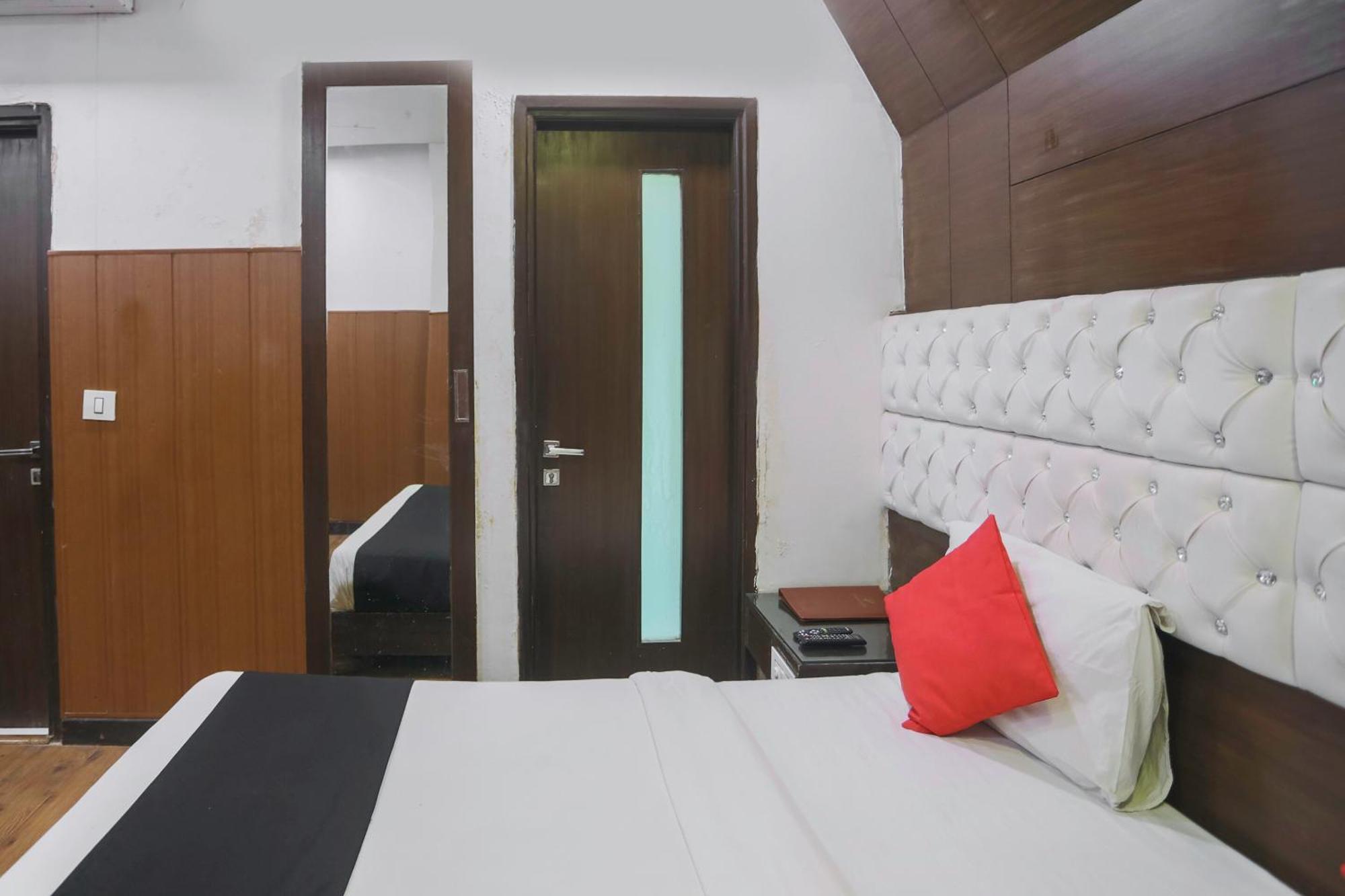 Collection O 69755 Hotel Parktel Indirapuram Buitenkant foto