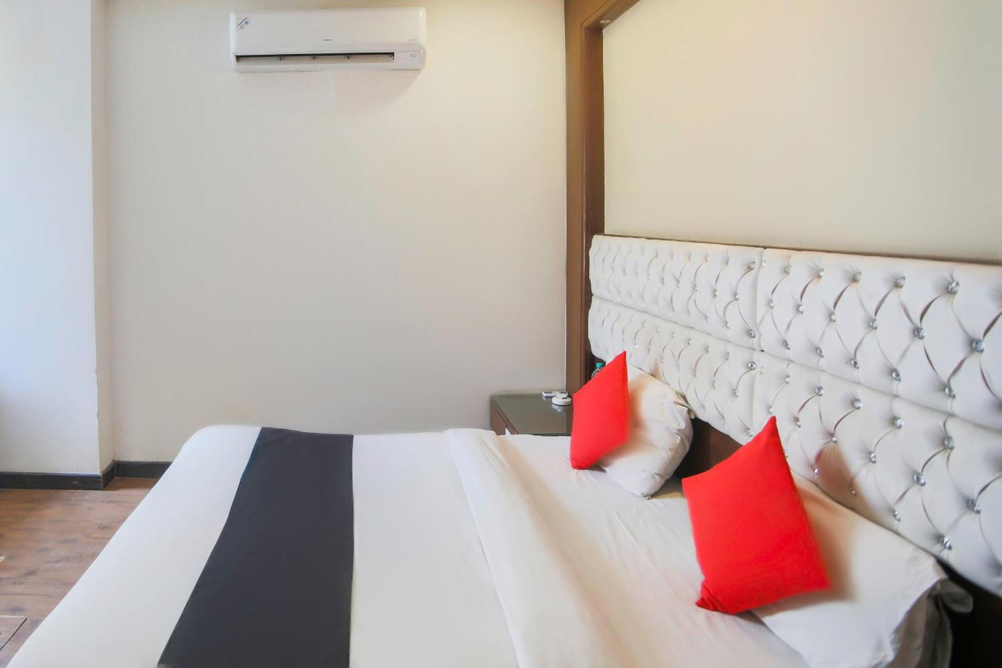 Collection O 69755 Hotel Parktel Indirapuram Buitenkant foto