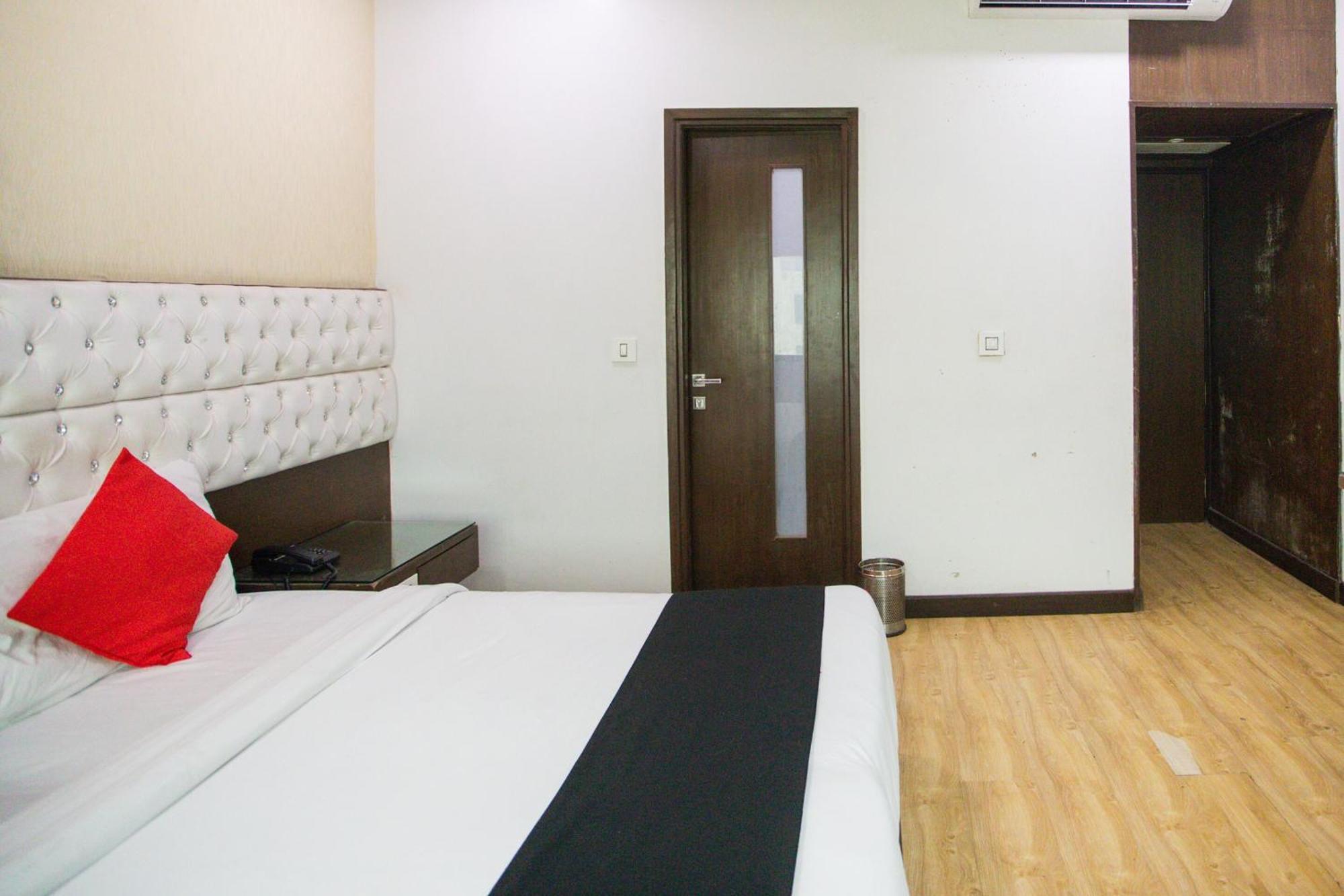 Collection O 69755 Hotel Parktel Indirapuram Buitenkant foto