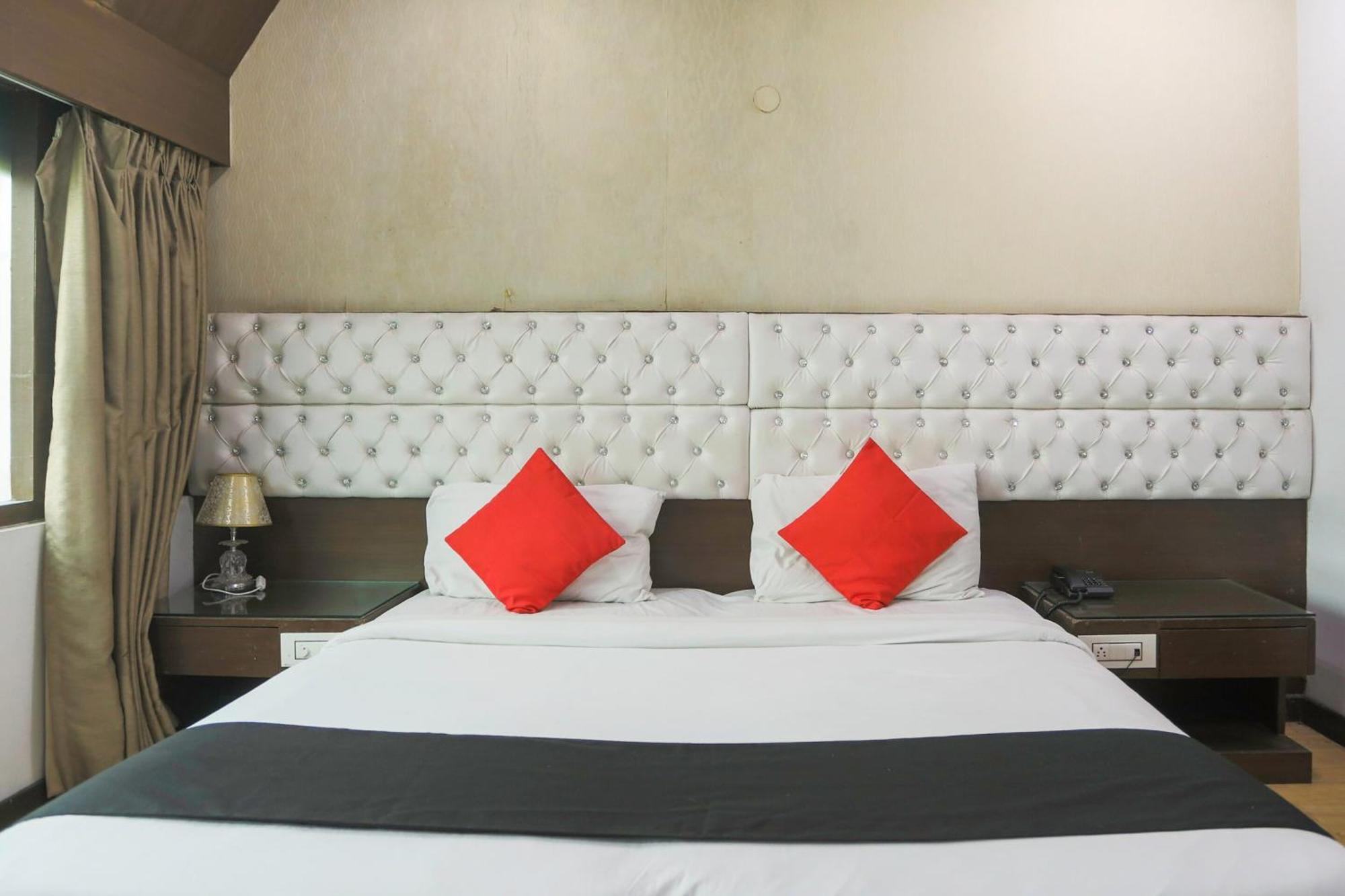 Collection O 69755 Hotel Parktel Indirapuram Buitenkant foto